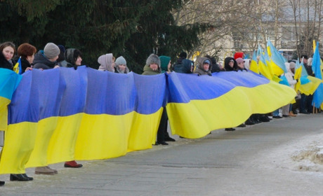 "Наша єдність - наша сила": нетішинців закликають долучитися до "живого ланцюга єднання"