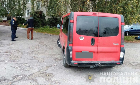 У Сарнах під колесами авто загинула місцева жителька