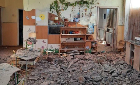 Загарбники зранку вдарили по Херсону: зруйнований дитсадок, поранена жінка