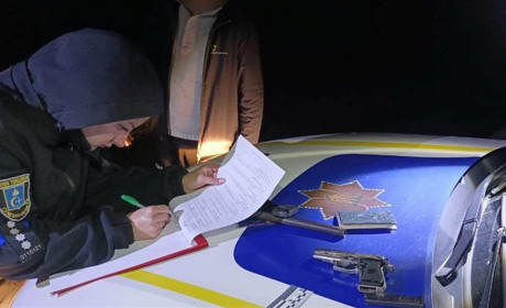 У Шостці порушник комендантської години виявився п'яним і озброєним