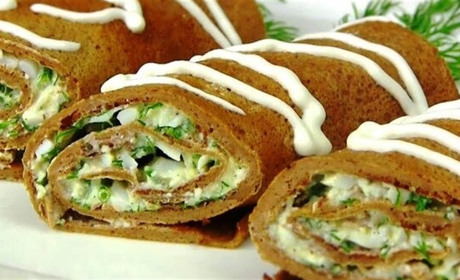 Рецепт дня: рулетики з печінкових і звичайних млинців з сирною начинкою