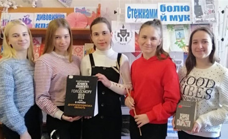 В Петропавлівську бібліотеку для дітей на патріотичну годину завітали учні Петропавлівської школи №1
