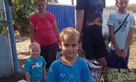 З іконами та тваринами: поліцейські евакуювали ще 10 людей з Мар'їнської громади. ВІДЕО