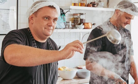 Роботодавці Житомирщини "полюють" на кваліфікованих кухарів, які професійно готують їжу