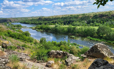 Атомник з друзями замість прогулянок збирає сміття на березі Південного Бугу