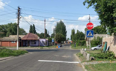 На аварійному перехресті у Покровську встановили нові знаки 