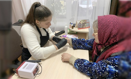 На манікюр записалися жінки та чоловіки. До стареньких у Лісоводи приїхали майстрині б'юті-сфери