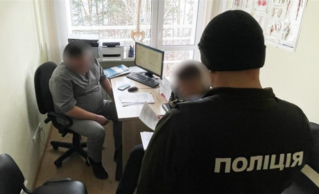 На Житомирщині викрили лікаря та його спільника, які продавали діагнози для оформлення інвалідності