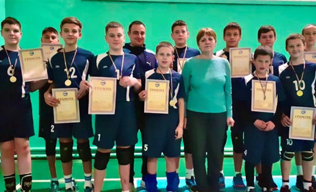 Юні волейболісти зі Жмеринки стали чемпіонами волейбольного турніру у місті Деражня
