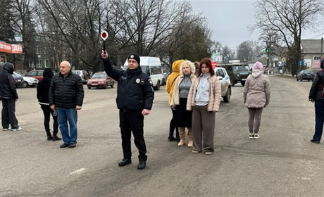 Хвилина мовчання на дорозі: у Берестині зупиняють транспорт на одному з перехресть