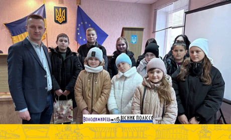 Підсолодили діткам свято в Кухітській Волі