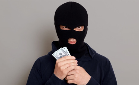 У Сватовому жінка перерахувала шахраям 40 тисяч гривень: подробиці