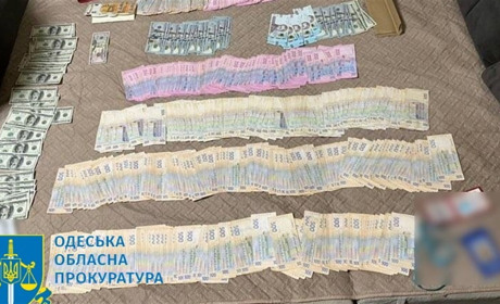 Отримала понад 250 тисяч: в Южному затримали посадовицю на хабарі (ФОТО)