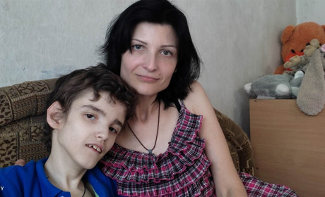 «Ми наче арештанти у власному дворі»: первомайчанка виховує сина з ДЦП