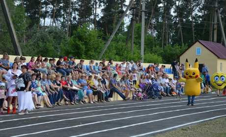 У Гончарівці Сватівського району відремонтували стадіон. Дивіться, як було та як стало