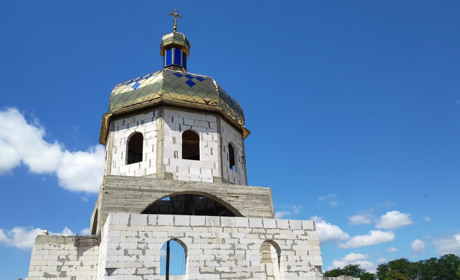 На єдиний у Первомайську храм ПЦУ встановили купол: фотофакт