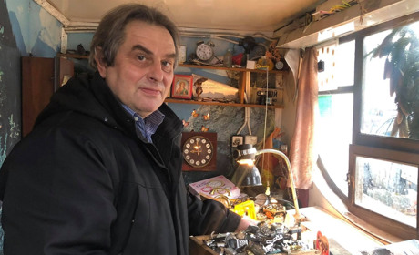 "Робочий день коротший, а часу все більше": про що розповів останній у місті годинникар