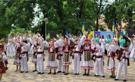 В Измаиле ко Дню Конституции прошел концерт и благотворительная ярмарка