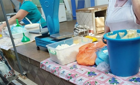 Мухи літають роєм: у Новій Каховці перевіряли торгівлю