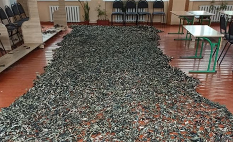 У Славуті вчителька організувала волонтерський рух, які плетуть маскувальні сітки для військових