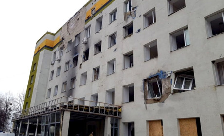 Лікарню в Тростянці консервують після обстрілу: рятувальники утеплили вікна і прибрали сміття