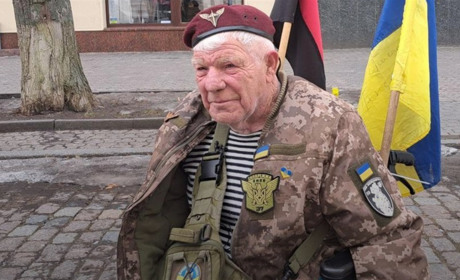 Волонтер з Херсона дядя Гриша збирає кошти для ЗСУ в Полтаві