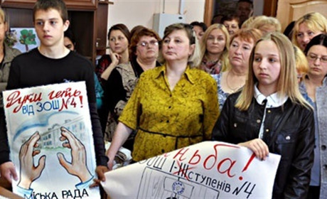 Кременецькі освітяни протестують проти реорганізації шкіл