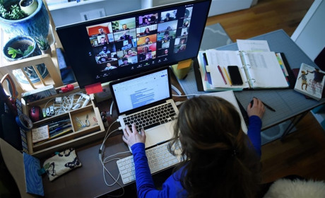 Задания по Вайберу, уроки по видеосвязи, стихи на камеру телефона: школьники о «дистанционке» 