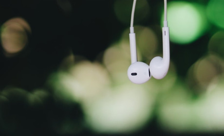 Какие мониторы выбрать - ушные или напольные?