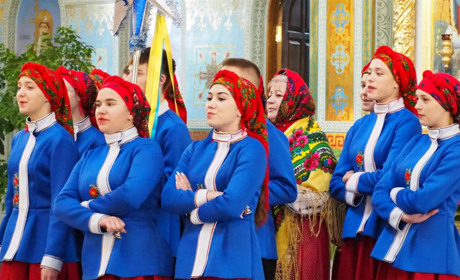 "Нас єднає коляда": у Нетішині пройшов фестиваль колядок та щедрівок