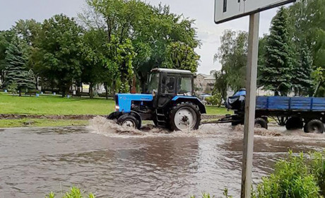 Покровські комунальники борються з наслідками негоди
