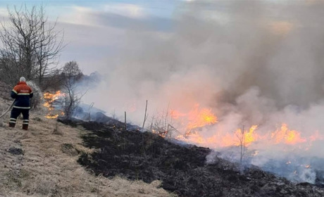 Не допомагайте ворогу — не паліть траву: рятувальники змушені виїжджати на гасіння сухостою