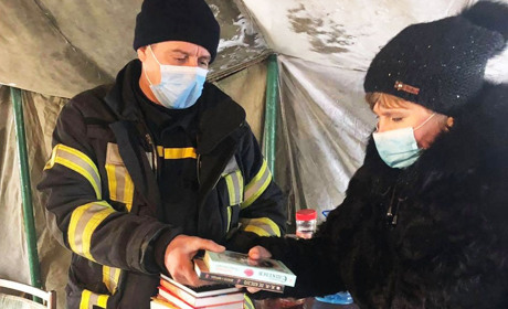 У мобільному пункті обігріву відвідувачам пропонують почитати