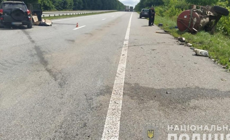 Зіткнулася з причепом-цистерною: в ДТП травмувалася водійка позашляховика та 7-річна пасажирка