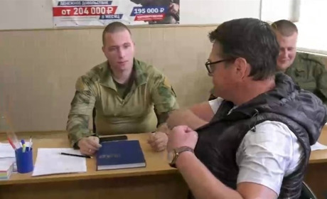 У Бердянську відкрили пункт відбору на військову службу та знімають місцевих в агітації