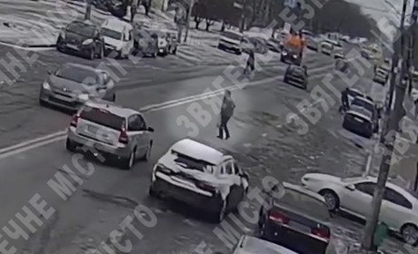 У Звягелі показали відео, як пішохід вирішив перейти дорогу, попри щільний рух автівок