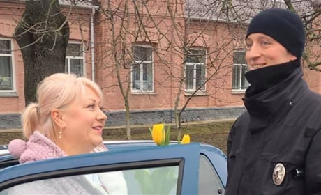 Фото дня: барські поліцейські вітали жінок-автомобілісток квітами