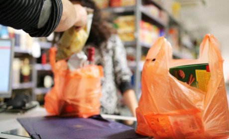 В Україні заборонять продавати пластикові пакети, але є винятки: на адаптацію дають 9 місяців