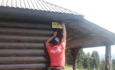 Таблички, які рятують життя туристам у Карпатах