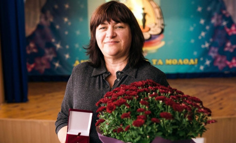 Директорка переяславського будинку художньої творчості отримала відзнаку "Відмінник освіти"