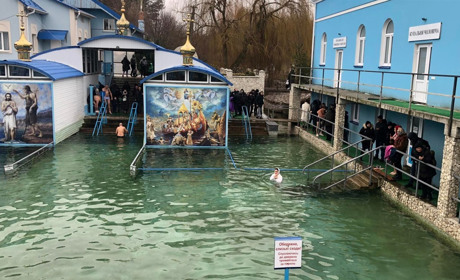 На джерелі святої Анни у Онишківцях у день Хрещення Господнього особливо людно