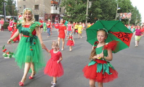 Как за 3 часа отфестивалить «Черешнёво-2019»: пройтись в шествии, посетить фотозону и купить ягоду?