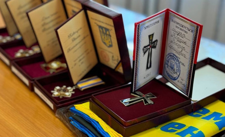 Нагороджені посмертно: в Сарнах рідним Героїв вручили відзнаки
