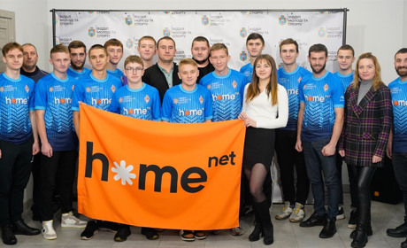 Компанія HomeNet у Жмеринці подарувала футболістам нову форму: співпраця заради результату
