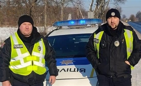 Двоє поліцейських допомогли жмеринчанці вчасно дістатися до пологового