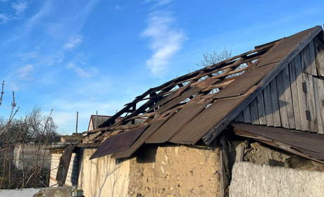 На Херсонщині армія рф обстріляла житлові квартали: пошкоджені будинки, є поранені