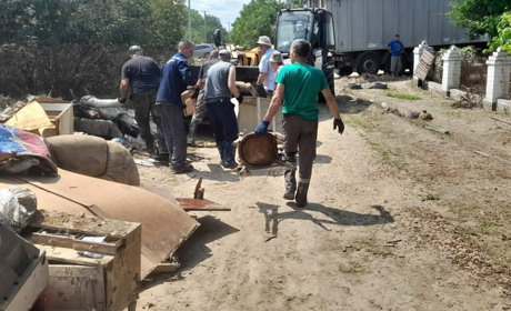 Комунальники зі Сміли допомагають розбирати зруйноване на Херсонщині
