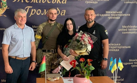 День на весілля: У Межовій одружилися поліцейська та військовий
