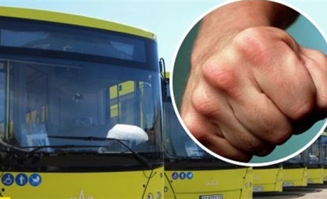 Інцидент з нетверезими пасажирами у маршрутці «Біляївка-Одеса»: результат – розбите скло в дверях