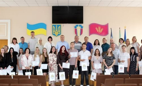 Грошові сертифікати, премії й солодкі подарунки — в Сахновщині відзначили юних інтелектуалів